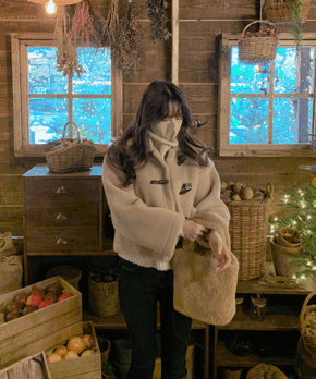 [예쁨,유니크] 윌로우 카라 덤블 양털 떡볶이 무스탕 코트